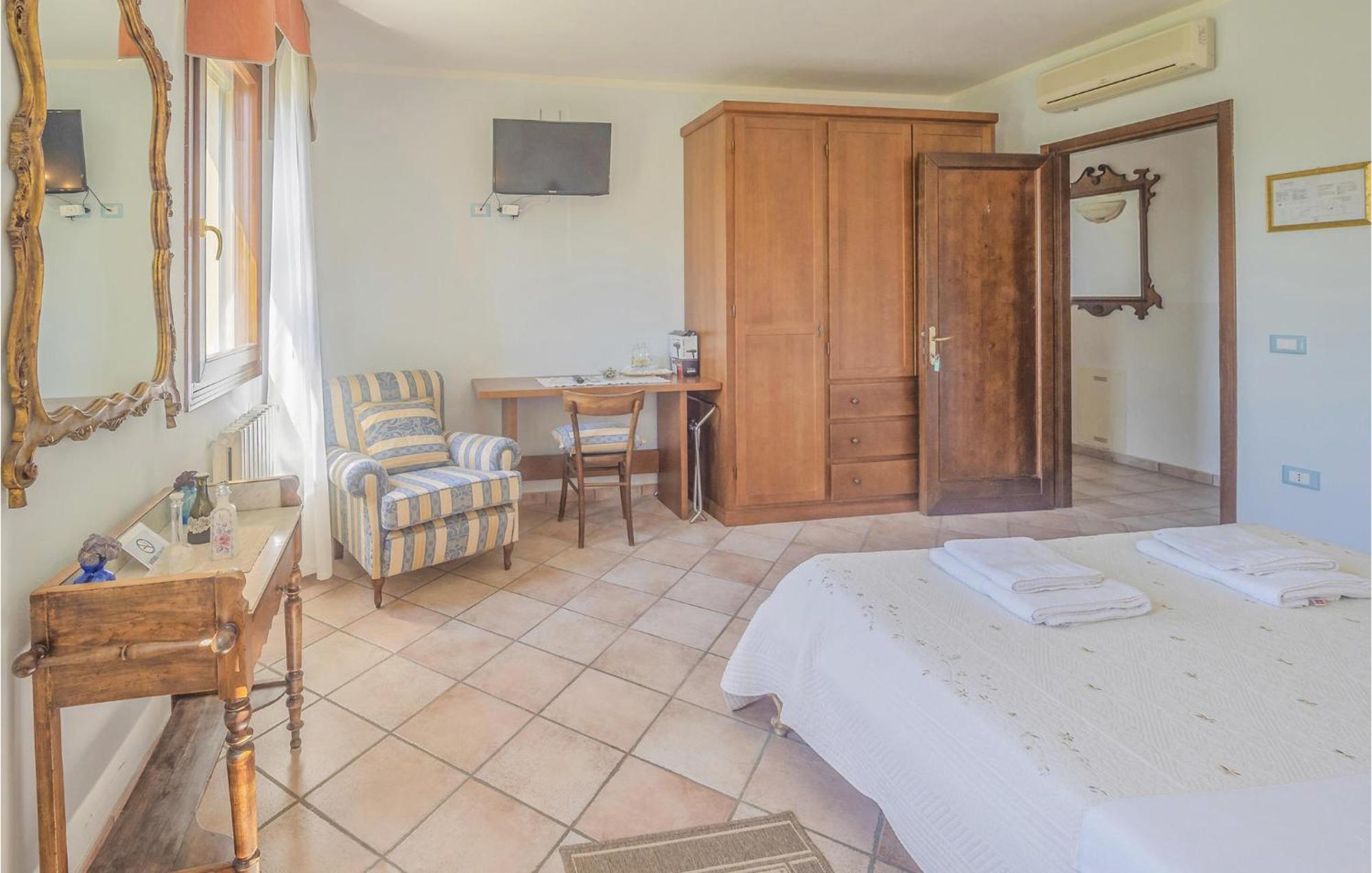 Awesome Home In Ariano Nel Polesine With Kitchen San Basilio Δωμάτιο φωτογραφία